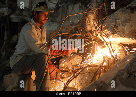 Uomo arabo il taglio di metallo senza maschera protettiva Foto Stock