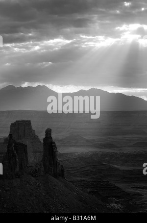 Formato ritratto immagine monocromatica di una drammatica alba sulle montagne in Canyonlands Utah STATI UNITI D'AMERICA Foto Stock