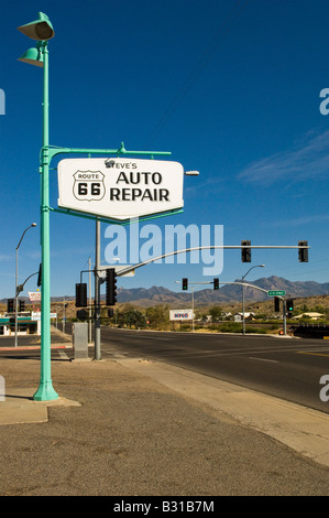 Formato ritratto foto a colori di una riparazione auto segno sulla Route 66 Kingman Arizona USA Foto Stock