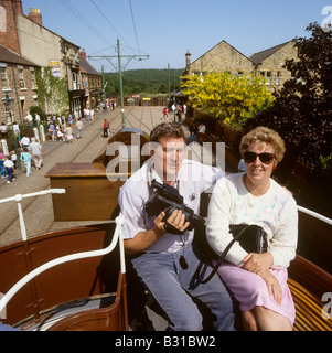 Regno Unito Inghilterra County Durham Beamish Open Air Museum passeggeri lasciare la città su una sommità aperta, tram Foto Stock