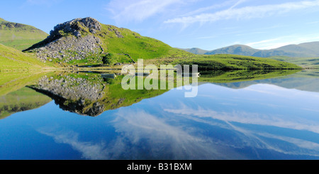 Una calma e splendida mattinata a Llyn Dywarchen nel parco nazionale di Snowdonia nel Galles del Nord Foto Stock