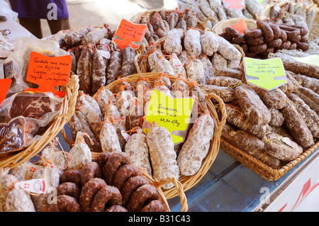 Salsicce francese sulla pressione di stallo nel mercato francese Foto Stock