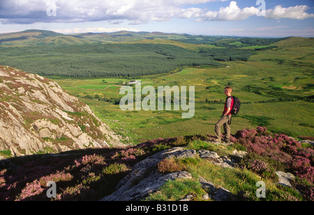 Passeggiate in Cairnsmore della natura della flotta scozzese di riserva del patrimonio naturale walker sul Clints di Dromore Galloway Scotland Regno Unito Foto Stock