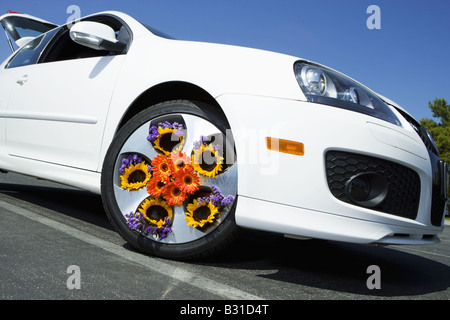 VW GTI con fiori nei mozzi delle ruote Foto Stock