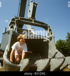 Regno Unito Inghilterra County Durham Beamish Open Air Museum giovane ragazza in enorme miniera di carbone di pala di scavo Foto Stock