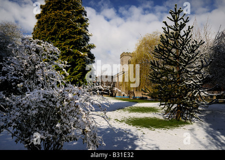 Inverno neve a Santa Trinità chiesa parrocchiale Much Wenlock Shropshire England Regno Unito Foto Stock