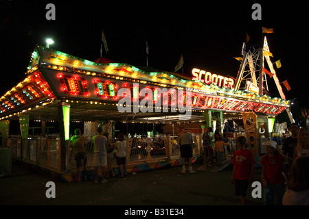 Il paraurti di automobili o scooter luna park guidare di notte. Foto Stock