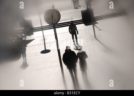 Persone stagliano sul Canary Wharf Piazza Foto Stock