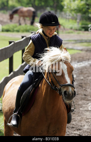 Ragazza giovane in sella ad un cavallo Foto Stock