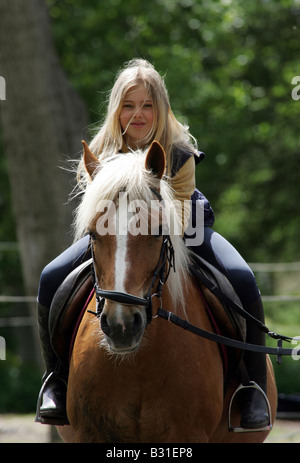 Ragazza giovane su un cavallo Foto Stock