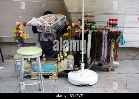 TUR Turchia Istanbul lustrascarpe uomo leggendo un giornale Foto Stock