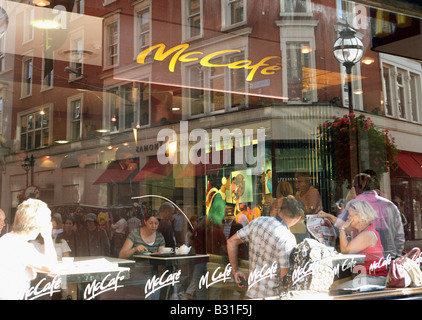 La gente seduta in una McCafe, Dublino, Irlanda Foto Stock