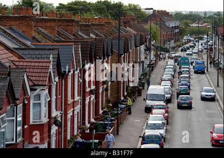 Una fila di case a schiera in una tipica strada nel sobborgo londinese di Harrow Foto Stock