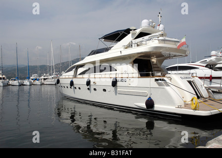 Barche moared in Saint Florent porto sulla costa nord della Corsica Foto Stock