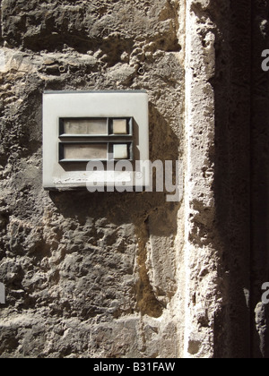 Due campanelli di porte sul vecchio muro di proprietà all'aperto Foto Stock