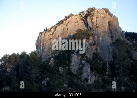 Vista di sperone di roccia sul cammino di Els pedaggi, vicino a Vall de Ebo village, Marina Alta, Alicante Prov. Comunidad Valenciana, Spagna Foto Stock