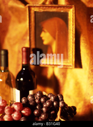 Bottiglie di vino rosso e bianco e un cesto di uva Foto Stock