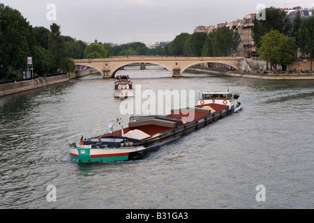 Francia, Parigi, nave da carico sul fiume Senna nel centro di Parigi Foto Stock