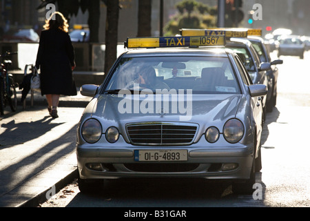 Taxicabs in attesa su un taxi stand, Dublino, Irlanda Foto Stock