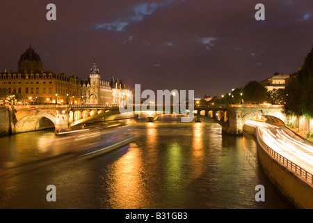 Senna con il ponte Pont Notre Dame al lato sinistro Ile de la Cite con il Palais de Justice e la Conciergerie Foto Stock