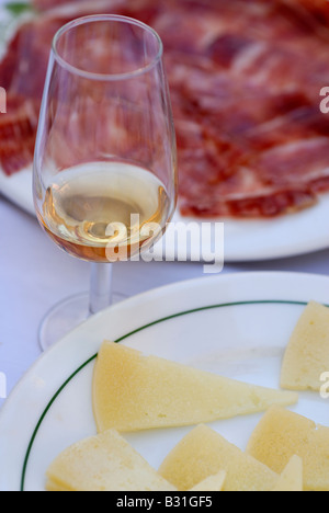 Tapas e Sherry jamon serrano e Queso Machego con un bicchiere di fino spuntini spagnola Andalusia Spagna antipasto cucina spagnola Foto Stock