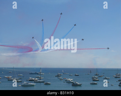 RAF frecce rosse antenna team di visualizzazione eseguire oltre Swanage Bay come parte della apertura di Swanage la settimana di carnevale, 27 luglio 2008. Foto Stock