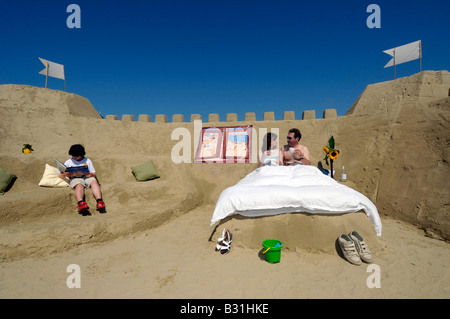 Il primo al mondo mai sand hotel e il più grande castello di sabbia costruito nel Regno Unito, spiaggia di Weymouth Dorset, Gran Bretagna, Regno Unito Foto Stock