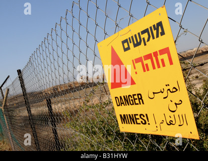 Un segno in ebraico, inglese e arabo di avvertimento di pericolo delle mine antiuomo, presso il fiume Giordano sulla sponda opposta a Gerico, Israele. Foto Stock