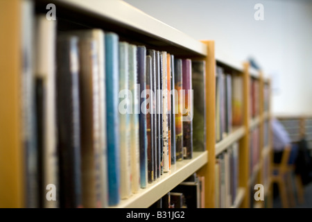 Prenota in sé una biblioteca pubblica Foto Stock