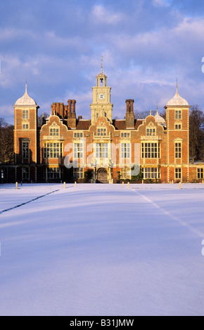 Blickling Hall neve invernale scena Norfolk Jacobiana inglese del XVII secolo residenza di architettura maestosa casa Inghilterra UK cupole Foto Stock