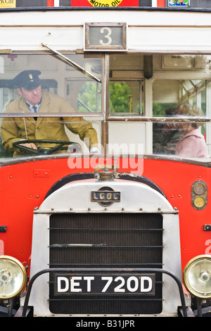 Stile Edoardiano autobus utilizzati per il trasporto di passeggeri in tutto il museo all'aperto di Beamish nella Contea di Durham, Inghilterra Foto Stock