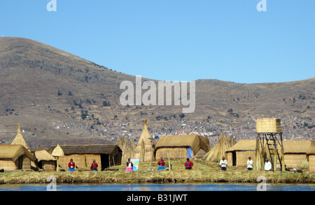 Il popolo Uros e villaggio, essi sono un pre-Inca le persone che vivono sul self-stile reed flottante isole del Lago Titicaca, Perù Foto Stock