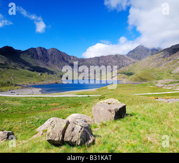 Guardando attraverso Llyn Llydaw accanto ai minatori la via verso la cima di Mount Snowdon nel Galles del Nord Foto Stock