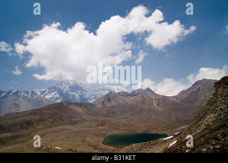 Lago ghiacciato vicino Manang, Annapurna montagne Himalaya, Nepal Foto Stock