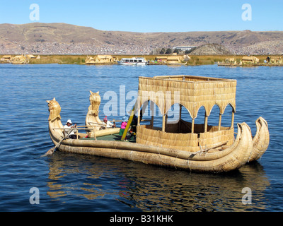 Un reed barca sul lago Titicaca in Perù Foto Stock