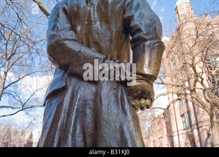 Un dettaglio della statua di Nathan Hale con le mani legate alla Yale University di New Haven Connecticut USA Foto Stock