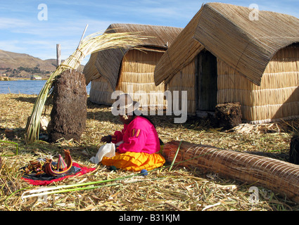 Un Uros donne tessitura mentre vivono su auto-stile reed flottante isole del Lago Titicaca, Perù Foto Stock