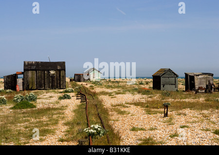 Ferroviarie dismesse le vie e capannoni, capanne e baracche di Dungeness shore parte di Romney Marsh nel Kent. Foto Stock