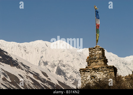 Bandiere di preghiera nell'Annapurna montagne vicino Manang Foto Stock