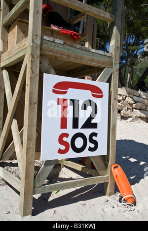 SOS segno su una torre di bagnini su una spiaggia Foto Stock