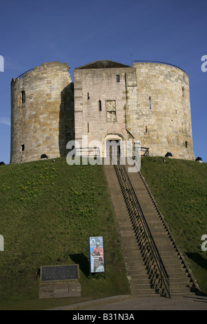 Città di York, Inghilterra. Chiamato dopo Roger de Clifford, la storica la Torre di Clifford è parte del Castello di York. Foto Stock