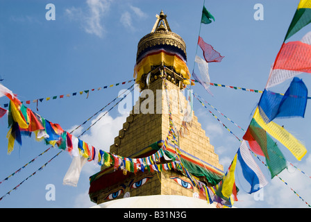 Boudhanath stupa buddisti con la preghiera le bandiere in Kathmandu, Nepal Foto Stock