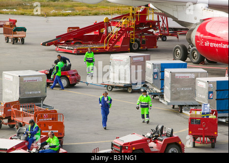 Un Air Greenland volo a Kangerlussuaq airport portando merci e turisti per la Groenlandia Foto Stock