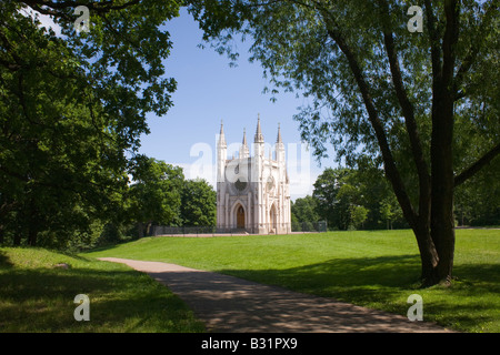 Chiesa di Saint Alexander Nevsky in Alessandria Park. Petergof, San Pietroburgo, Russia. Foto Stock