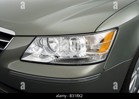 2009 Hyundai Sonata Limited V6 in beige - Faro anteriore Foto Stock