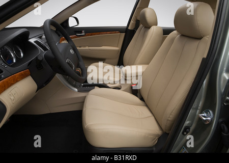 2009 Hyundai Sonata Limited V6 in beige - Sedili anteriori Foto Stock