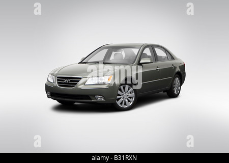 2009 Hyundai Sonata Limited V6 in beige - Vista anteriore angolare Foto Stock