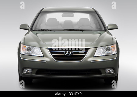 2009 Hyundai Sonata Limited V6 in beige - Bassa/ampia parte anteriore Foto Stock