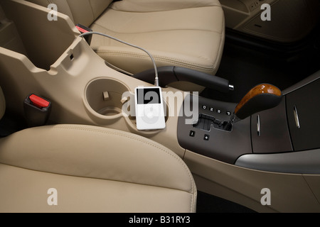 2009 Hyundai Sonata Limited V6 in beige - presa jack ausiliaria puntelli Foto Stock