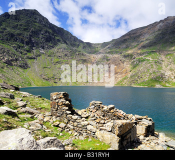 Guardando attraverso Llyn Glaslyn accanto ai minatori la via verso la cima di Mount Snowdon nel Galles del Nord Foto Stock